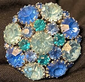 💙 Vintage Signed WEISS Blue & Aqua Rhinestone Brooch